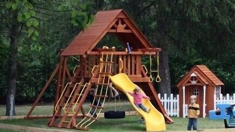 #7 - Northwoods Retreat 3 Bedroom Cabin by RedAwning
