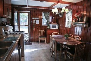 Cabaña, 2 habitaciones | Cocina privada | Frigorífico, horno, cafetera o tetera y tostadora