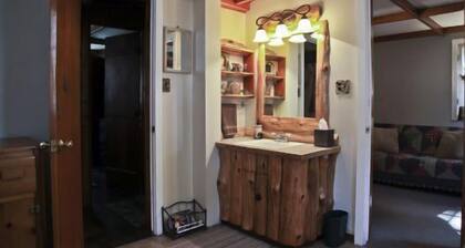 #4 - Loon's Landing 2 Bedroom Cabin by RedAwning