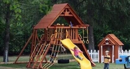 #4 - Loon's Landing 2 Bedroom Cabin by RedAwning