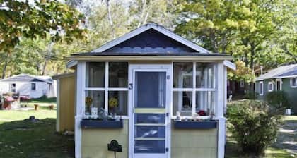 #3 - Chantilly 2 Bedroom Cabin by RedAwning