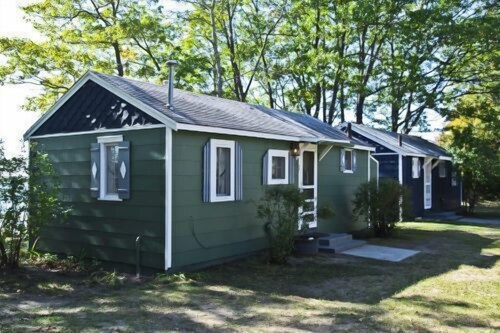 #1 - Cedar Village 2 Bedroom Cabin by RedAwning