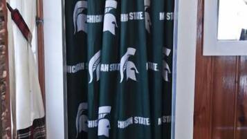 Cabin, 2 Bedrooms | Bathroom | Towels