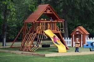 Cabaña, 2 habitaciones | Zona de juegos infantil al aire libre