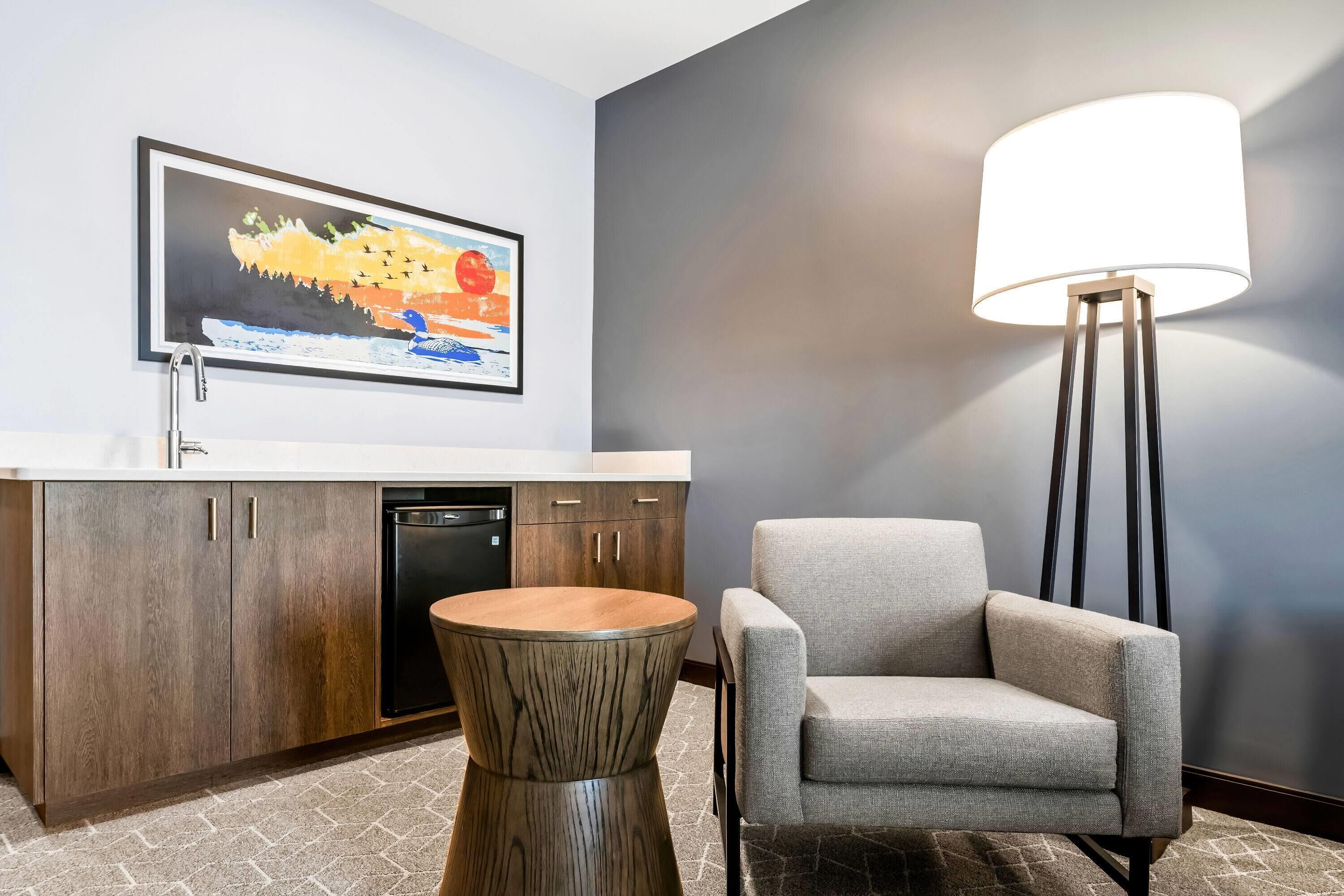 Deluxe Room, 1 King Bed, Non Smoking | Premium bedding, down duvets, in-room safe, desk