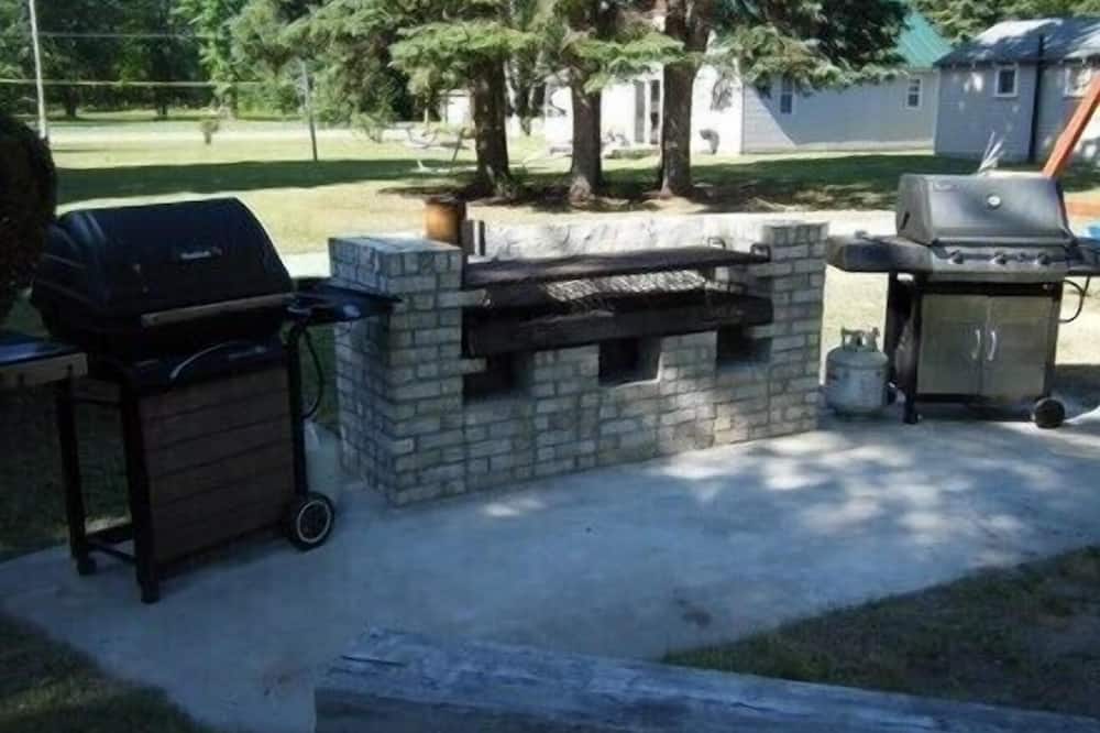 #5 - Times Square 2 Bedroom Cabin by RedAwning - Mackinaw Township, MI