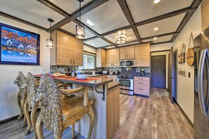 Fridge, microwave, stovetop, dishwasher - Bikes + Game Room: Lovely Lake Arrowhead Home! (Lake Arrowhead)