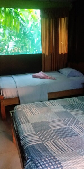 Basic Triple Room, Garden View | Desk, blackout drapes, bed sheets