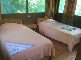 Escritorio, cortinas blackout y ropa de cama 