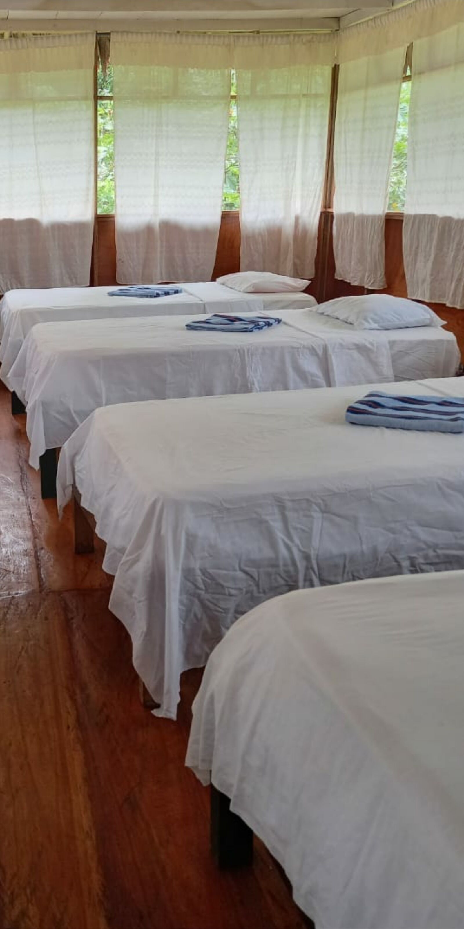 Phòng 3 cơ bản, quang cảnh vườn | Bàn, màn/rèm cản sáng, bộ trải giường 