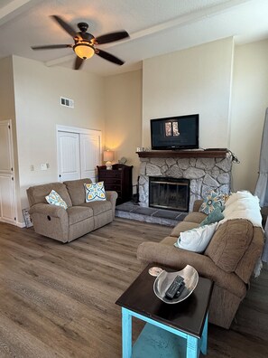 Smart TV, fireplace, DVD player, video library - Live-L❤️ve- LAKE TULLOCH Waterfront Condo! Swim, fish, paddleboard & kayak! 😃FUN (Copperopolis)