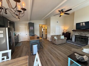 Smart TV, fireplace, DVD player, video library - Live-L❤️ve- LAKE TULLOCH Waterfront Condo! Swim, fish, paddleboard & kayak! 😃FUN (Copperopolis)
