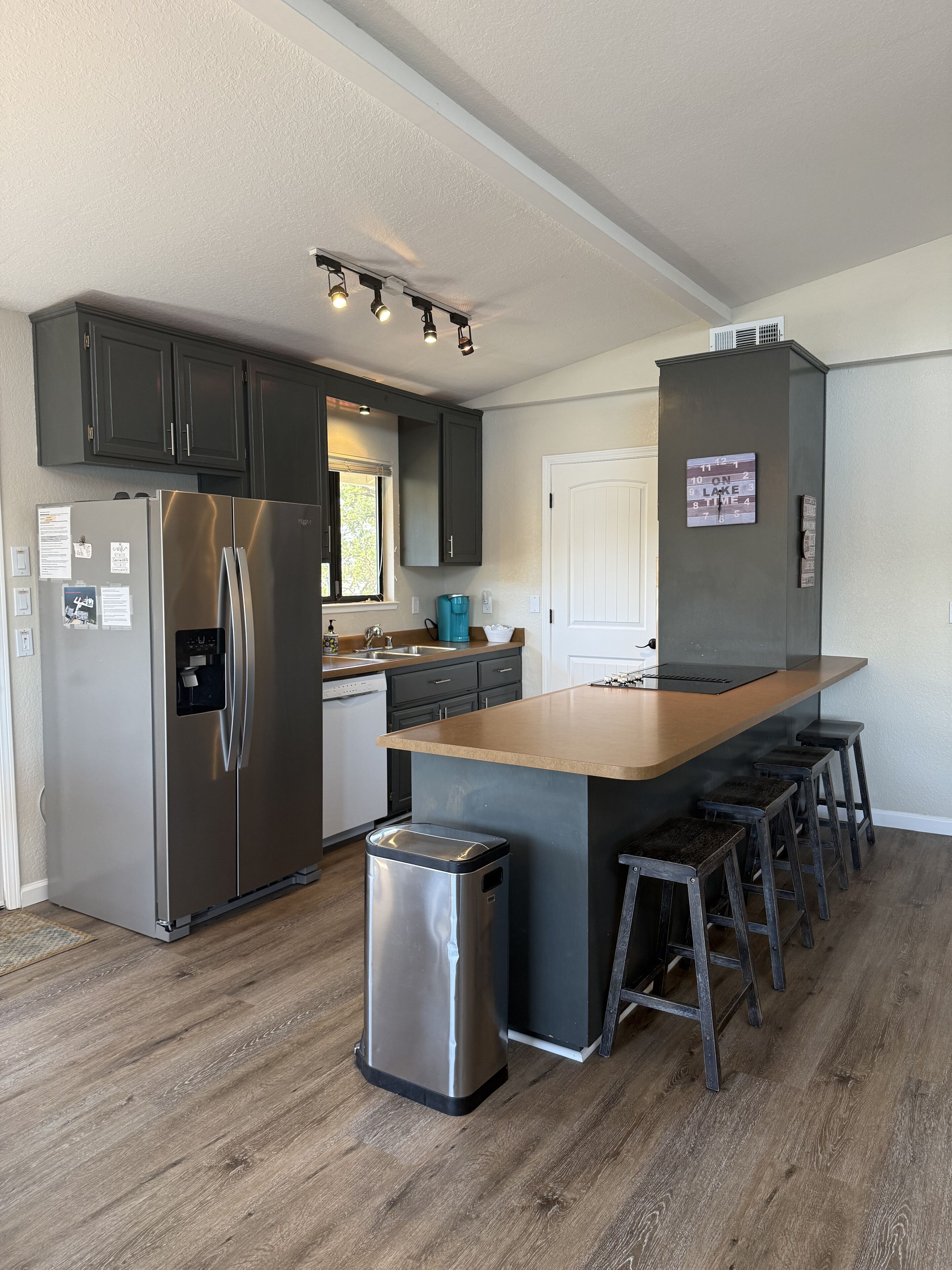 Køleskab, mikrobølgeovn, ovn, kogeplade