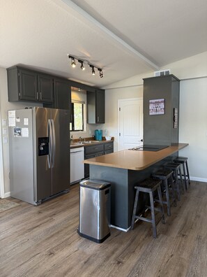 Kühlschrank, Mikrowelle, Ofen, Herdplatte