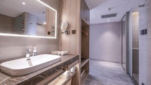 A modern bathroom with a large mirror, a bathtub, and a shower area. - Atour S Hotel (Guangzhou)
