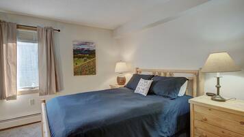 2 bedrooms, iron/ironing board, travel cot, WiFi