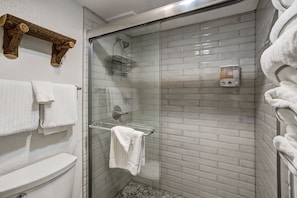 Combined shower/bathtub, eco-friendly toiletries, hair dryer, towels
