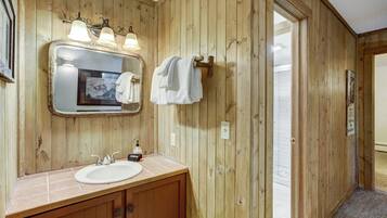 Combined shower/bathtub, eco-friendly toiletries, hair dryer, towels