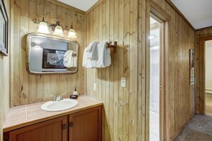 Combined shower/bathtub, eco-friendly toiletries, hair dryer, towels