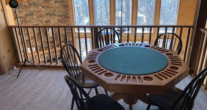Gorgeous Chalet Getaway with Cabin Feel sleeps 10 at Innsbrook Resort