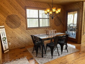 Dining - Gorgeous Chalet Getaway with Cabin Feel sleeps 10 at Innsbrook Resort (Innsbrook)