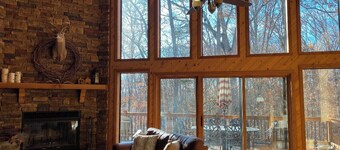 Gorgeous Chalet Getaway with Cabin Feel sleeps 10 at Innsbrook Resort
