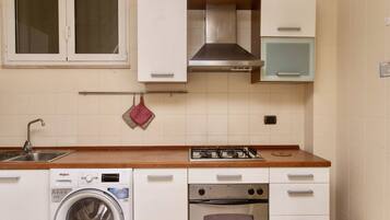 Frigorifero, forno, tavolo da pranzo