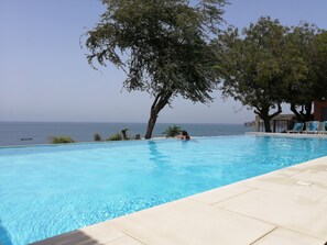 Outdoor pool, pool umbrellas, pool loungers - Union Amical Des Corses Dakar (Dakar)