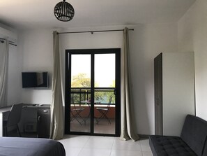 Chambre double, balcon, vue sur la mer | Literie de qualité, lit avec matelas Select Comfort, coffre-fort, bureau