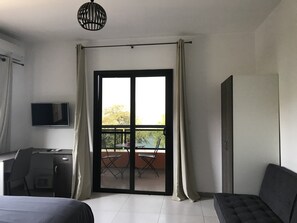 Doppelzimmer, Balkon, Meerblick | Hochwertige Bettwaren, Select-Comfort-Betten, Zimmersafe, Schreibtisch