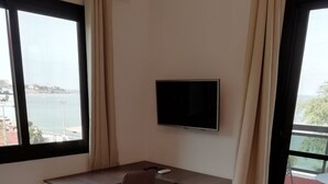 ダブルルーム バルコニー シービュー | 高級寝具、セレクト コンフォート製ベッド、セーフティボックス (室内)、デスク