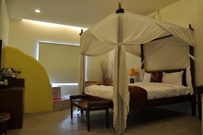 Desk, rollaway beds, free WiFi, bed sheets - Rock House (Hengchun)