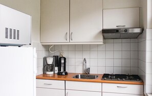 Réfrigérateur, four à micro-ondes, surface de cuisson, lave-vaisselle