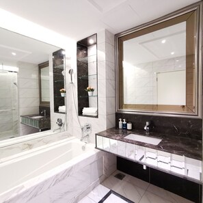 Suíte superluxo | 2 quartos, escrivaninha, cortinas blackout, quartos à prova de som