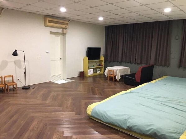 Quarto família | Escrivaninha, cortinas blackout, camas extras/dobráveis (sobretaxa)