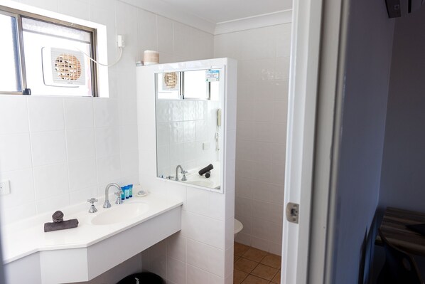 Regadera, amenidades de baño gratuitas, toallas, jabón 