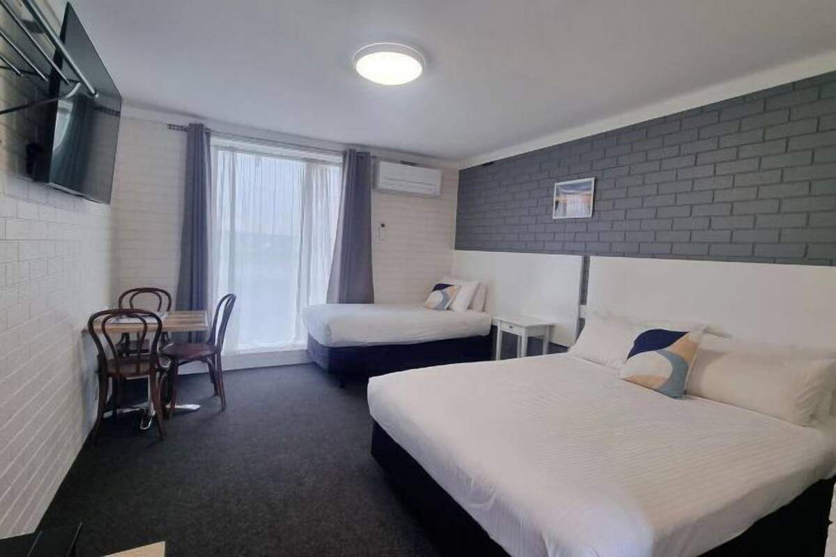 WiFi (free), bed sheets