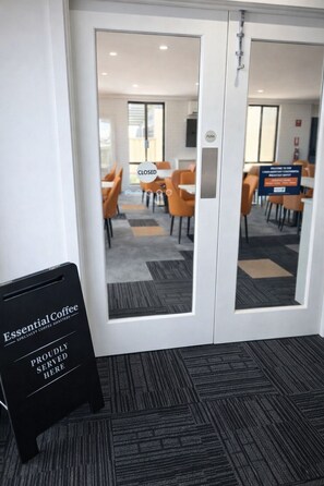 فطور أوروبي مجانًا يوميًا