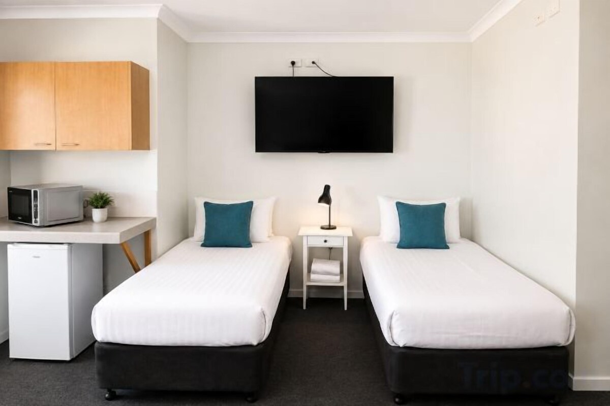 WiFi (free), bed sheets