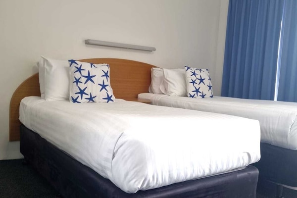 Habitación económica con 2 camas individuales | Wifi gratis y ropa de cama