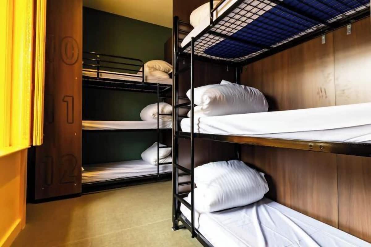Tabla de planchar con plancha, wifi gratis y ropa de cama