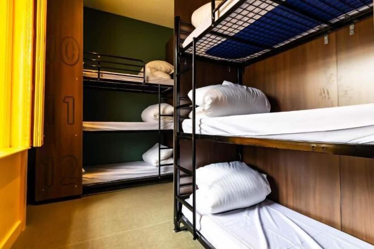 Tabla de planchar con plancha, wifi gratis y ropa de cama