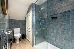 Quarto casal standard | Banheiro | Chuveiro, secador de cabelo (mediante solicitação), sabonete, shampoo