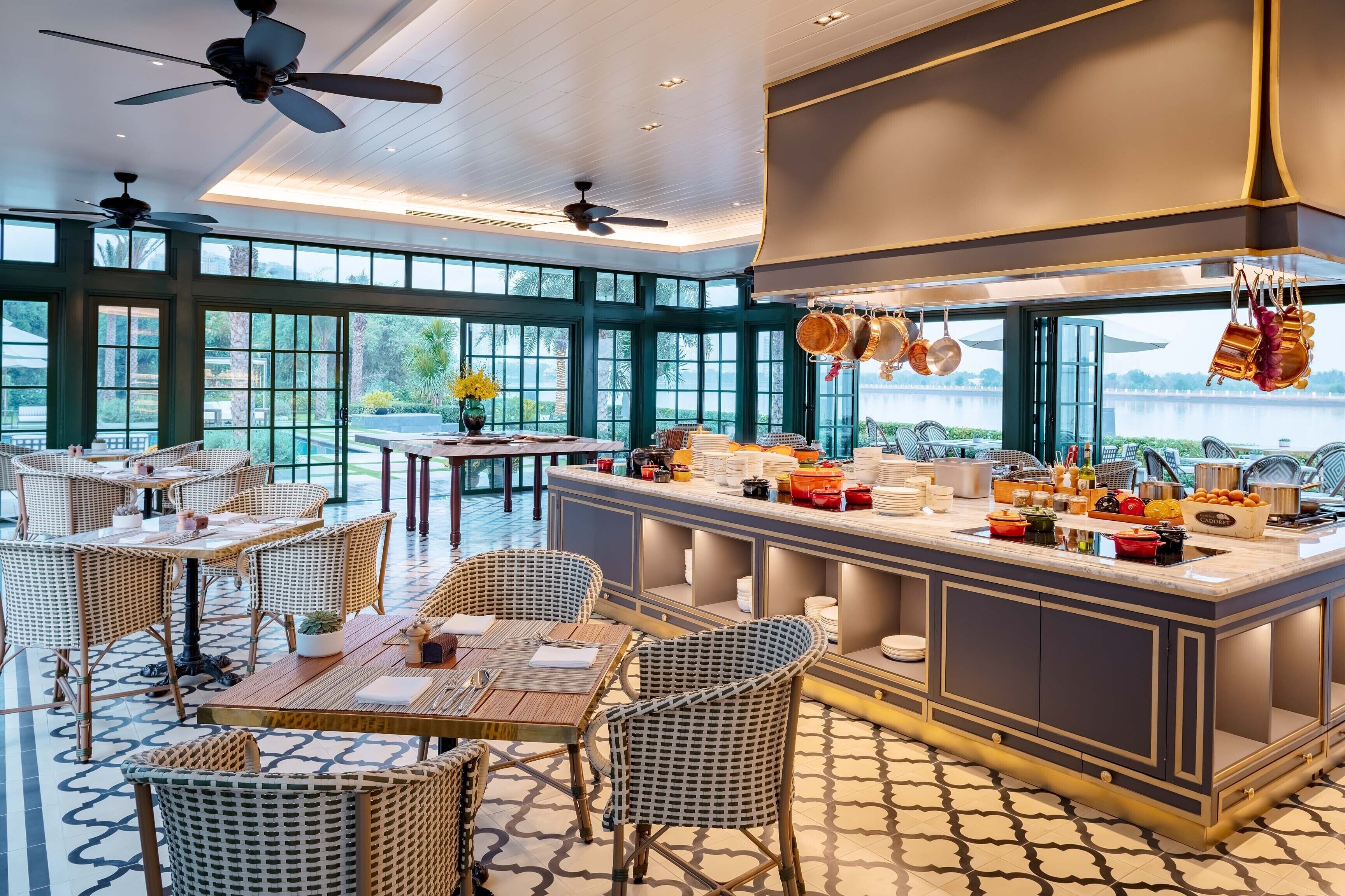 daily buffet breakfast (vnd 715000 per person)