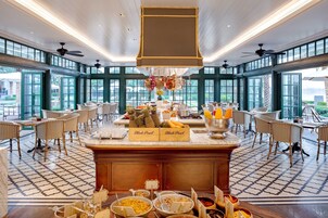 朝食 (ビュッフェ)、毎日提供 (無料)