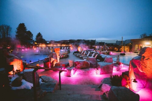 WEST SHORE FOUR CONDO, Sleeps 4, Close to Bridger Bowl and Airport!