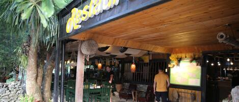 Un restaurante con fachada de madera y pared de piedra.