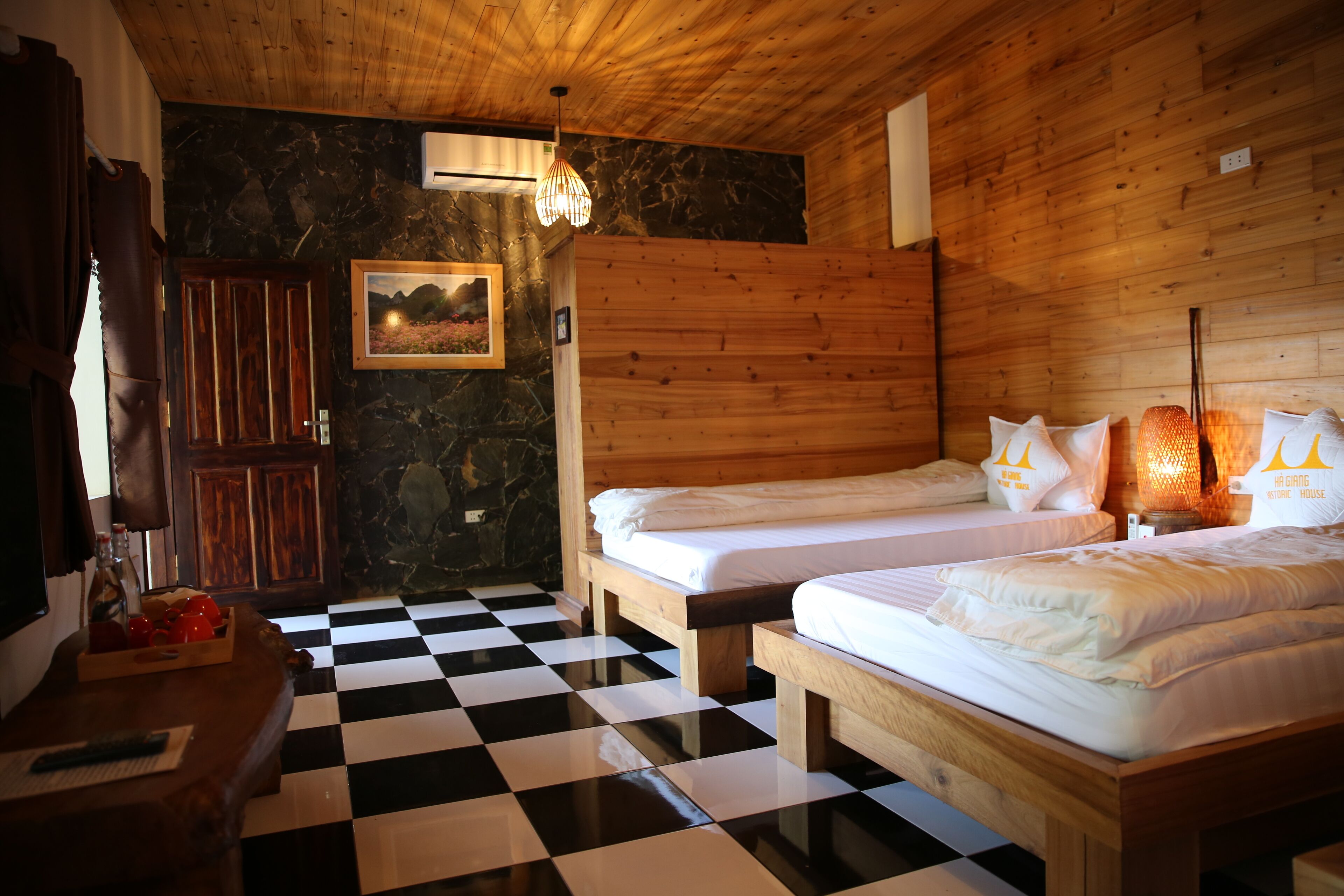 Desk, soundproofing, free WiFi, bed sheets