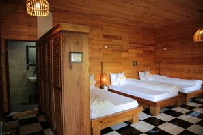 Habitació triple, vistes a la muntanya | Escriptori, habitacions insonoritzades, wifi gratuïta i roba de llit