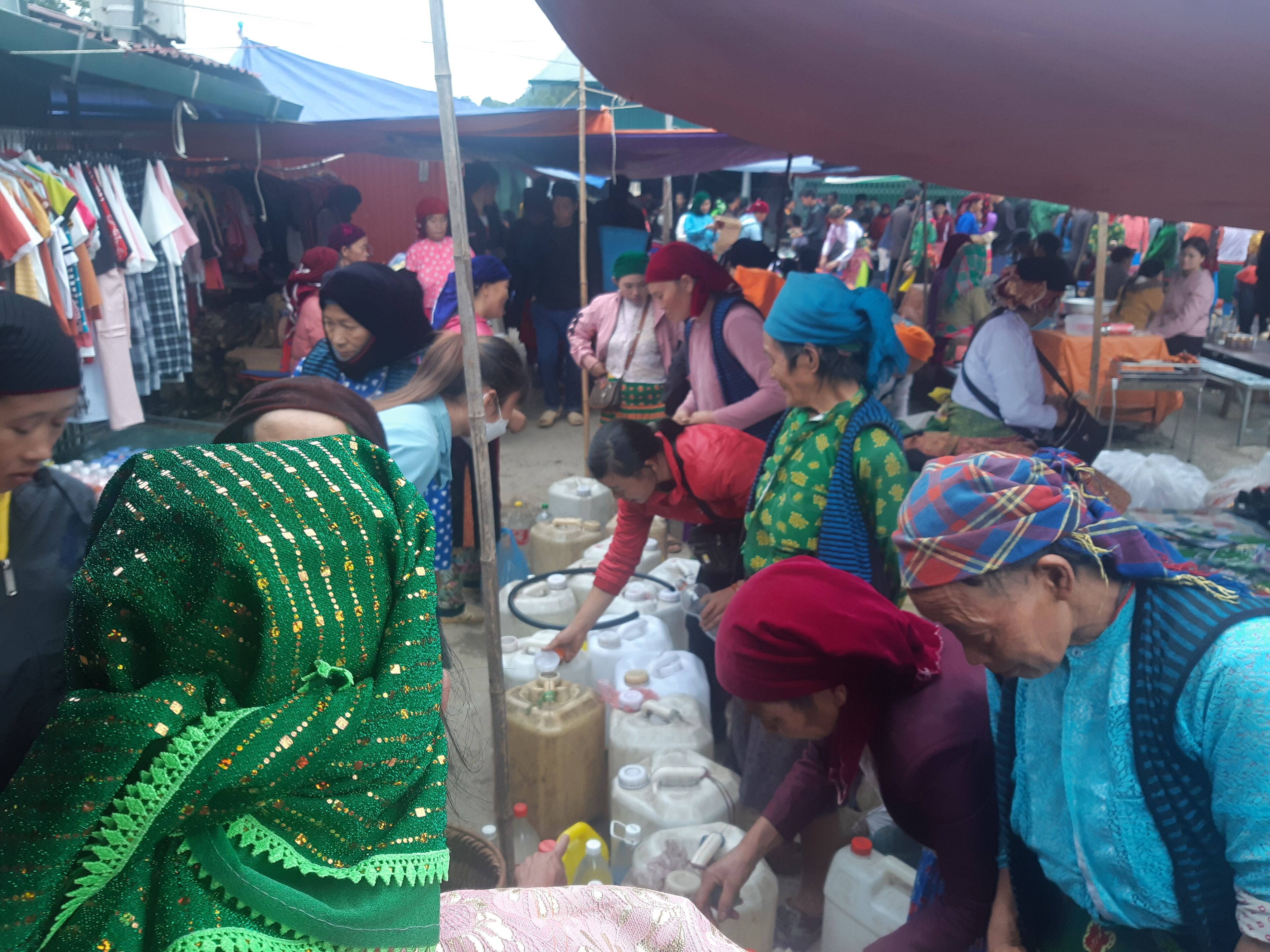 Un mercado concurrido donde la gente compra e interactúa.